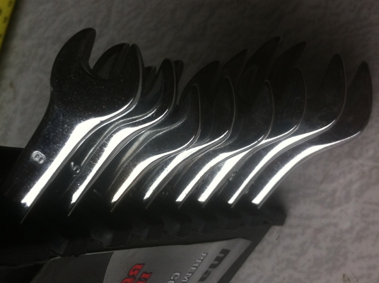 ชุดประแจรวม 8 ชื้น เกรด PREMIUN ยี่ห้อ MAXTOOL เหมาะเอาติดรถติดบ้านไว้ บรรจุในช่องเก็บพลาสติกแข็งสวยงาม มีเบอร์ 8 - 19