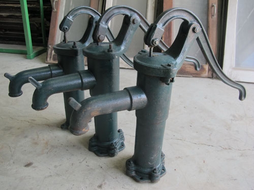 ขายปั๊มน้ำมือโยกเก่าโบราณ เหล็กหล่อหนักมาก เอาไว้ตกแต่งบ้าน รีสอร์ต