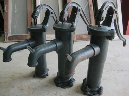 ขายปั๊มน้ำมือโยกเก่าโบราณ เหล็กหล่อหนักมาก เอาไว้ตกแต่งบ้าน รีสอร์ต