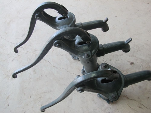 ขายปั๊มน้ำมือโยกเก่าโบราณ เหล็กหล่อหนักมาก เอาไว้ตกแต่งบ้าน รีสอร์ต