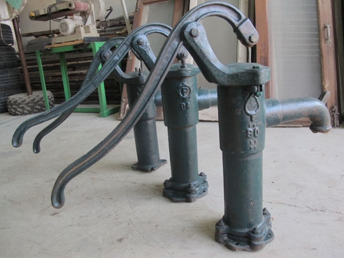 ขายปั๊มน้ำมือโยกเก่าโบราณ เหล็กหล่อหนักมาก เอาไว้ตกแต่งบ้าน รีสอร์ต