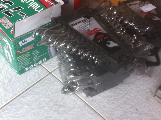 ชุดประแจรวม(แหวน-ปากตาย) 11ชื้น เหมาะเอาติดรถติดบ้านไว้ ระดับเกรด PREMIUN ยี่ห้อ MAXTOOL บรรจุในช่องเก็บพลาสติกแข็งสวยงาม มีเบอร์  6-19