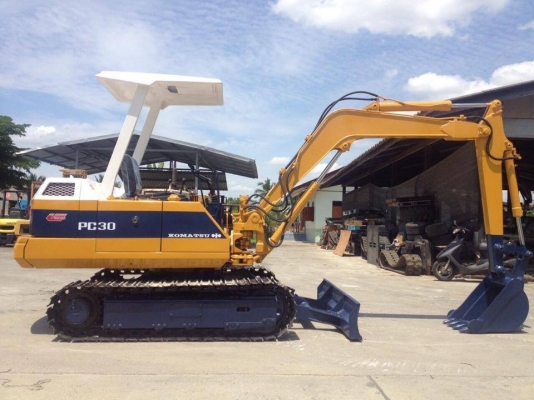 รถขุด แบคโฮล KOMATSU PC30-5 ทำสีใหม่ นำเข้า มือสองญี่ปุ่น