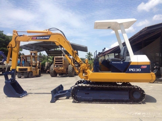 รถขุด แบคโฮล KOMATSU PC30-5 ทำสีใหม่ นำเข้า มือสองญี่ปุ่น