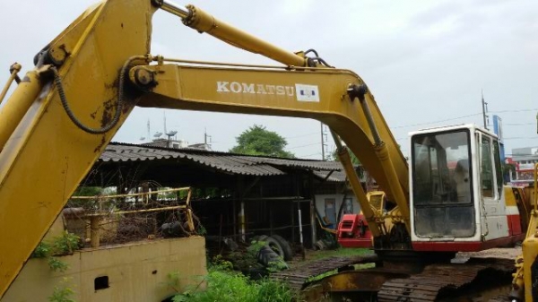 ขายKOMATSU PC200- ซีเรียล59xxx คอนโทรลสั้น สภาพสวยพร้อมใช้ ราคาต่อรองได้ ติดต่อได้ที่คุณ อ๊อฟ พิจิตร 086-737-9991