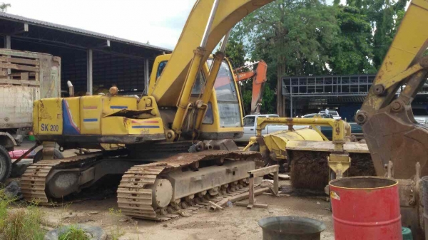 ขายKOBELCO SK200 M3 สภาพสวยพร้อมใช้ ราคาต่อรองได้ ติดต่อได้ที่คุณ อ๊อฟ พิจิตร 086-737-9991