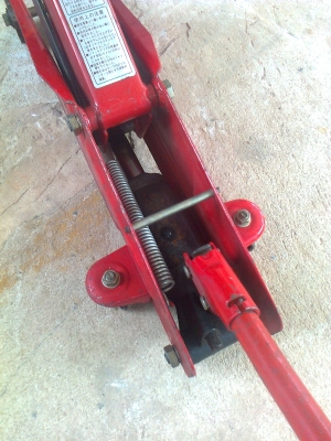 มาแล้วแม่แรง  2 ตัน  เพิ่งลงเครื่อง จากญี่ปุ่น