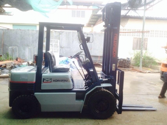 ขายด่วนน!! KOMATSU รุ่น 11 FD25 เสา 4 เมตร เกียร์ Manual