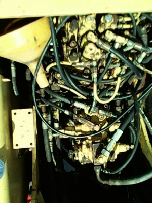 ***ขายแล้วครับขอบคุณ Truck2hand ขายแบคโฮ ยอดนิยม KOBELCO MARK3 SK120 ไฟฟ้าเต็ม เครื่องเดิมปั้มเดิม เครื่อง ISUZU 4BG1-125HP เครื่องแน่นดี แรงดีไม่เยิ้ม ปั้มดีแรงดี ทำงานดี ไม่โหลด บูมอาร์มสวยไม่ปะไม่ดามไม่ร้าว เอวแน่น ไม่แตกไม่ร้าว ช่วงล่าง75-85\% โซ่หนา แ