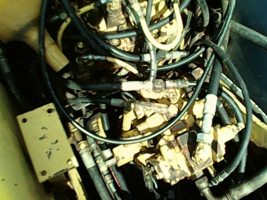 ***ขายแล้วครับขอบคุณ Truck2hand ขายแบคโฮ ยอดนิยม KOBELCO MARK3 SK120 ไฟฟ้าเต็ม เครื่องเดิมปั้มเดิม เครื่อง ISUZU 4BG1-125HP เครื่องแน่นดี แรงดีไม่เยิ้ม ปั้มดีแรงดี ทำงานดี ไม่โหลด บูมอาร์มสวยไม่ปะไม่ดามไม่ร้าว เอวแน่น ไม่แตกไม่ร้าว ช่วงล่าง75-85\% โซ่หนา แ