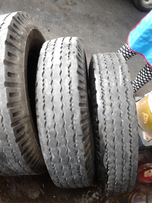 7.50-15  ยางรถ 6 ล้อขนาดกลาง พร้อมยางรอง   ปี 2012 มีชุด 4 เส้น  TEL.081-427-3941