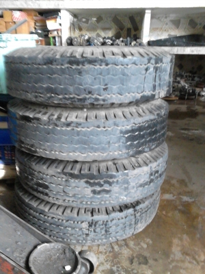 7.50-15  ยางรถ 6 ล้อขนาดกลาง พร้อมยางรอง   ปี 2012 มีชุด 4 เส้น  TEL.081-427-3941