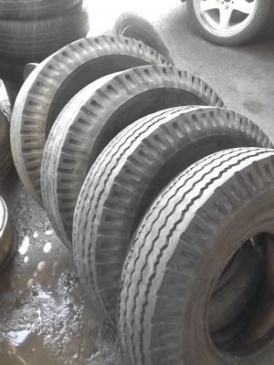 7.50-15  ยางรถ 6 ล้อขนาดกลาง พร้อมยางรอง   ปี 2012 มีชุด 4 เส้น  TEL.081-427-3941