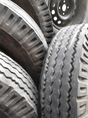 7.50-15  ยางรถ 6 ล้อขนาดกลาง พร้อมยางรอง   ปี 2012 มีชุด 4 เส้น  TEL.081-427-3941