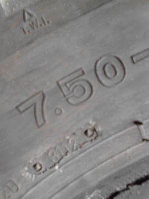 7.50-15  ยางรถ 6 ล้อขนาดกลาง พร้อมยางรอง   ปี 2012 มีชุด 4 เส้น  TEL.081-427-3941