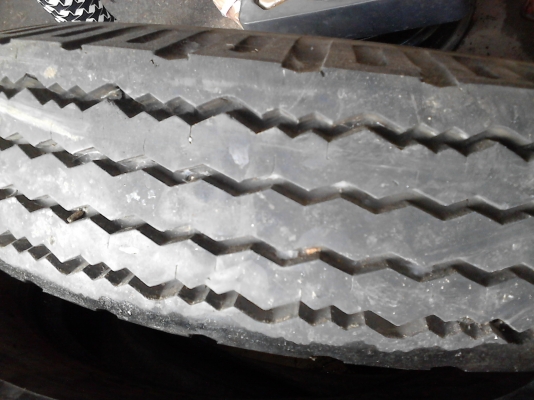 7.50-15  ยางรถ 6 ล้อขนาดกลาง พร้อมยางรอง   ปี 2012 มีชุด 4 เส้น  TEL.081-427-3941