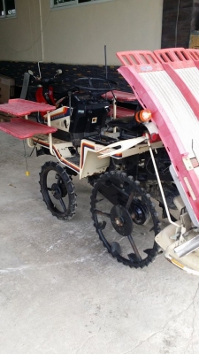 รถปลูกข้าวนั่งขับ YANMAR พร้อมกล่องหยอดปุ๋ยด้านหลัง เก่าญี่ปุ่น สภาพสวย เครื่องยนต์ติดง่าย สภาพพร้อมใช้งาน