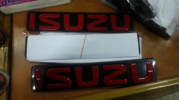 โลโก้แดง ติดหน้ากระจังอิซูสุ ออลนิวดีแม็ค ของใหม่