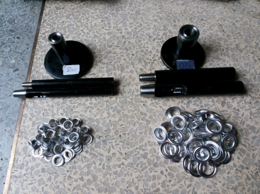 ชุดตอกตาไก่พร้อมตุ๊ดตู่ เอาไว้ตอกทำหูคล้องผ้าใบ มีอุปกรณ์มาให้พร้อมครับ