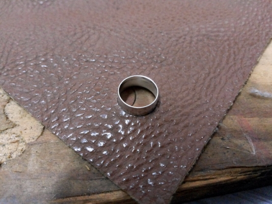 ชุดตอกตาไก่พร้อมตุ๊ดตู่ เอาไว้ตอกทำหูคล้องผ้าใบ มีอุปกรณ์มาให้พร้อมครับ