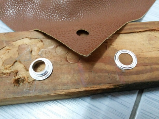 ชุดตอกตาไก่พร้อมตุ๊ดตู่ เอาไว้ตอกทำหูคล้องผ้าใบ มีอุปกรณ์มาให้พร้อมครับ