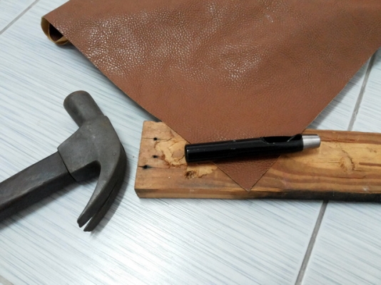 ชุดตอกตาไก่พร้อมตุ๊ดตู่ เอาไว้ตอกทำหูคล้องผ้าใบ มีอุปกรณ์มาให้พร้อมครับ