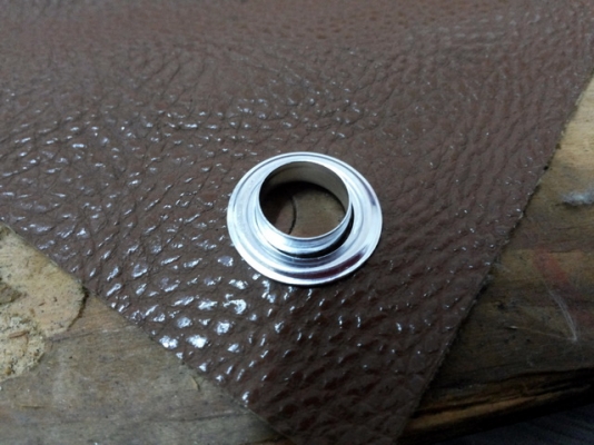 ชุดตอกตาไก่พร้อมตุ๊ดตู่ เอาไว้ตอกทำหูคล้องผ้าใบ มีอุปกรณ์มาให้พร้อมครับ