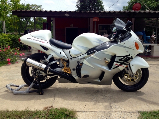 ธารนนทบุรี//ขาย suzuki gsx1300 ปี2001 รถสวยเครื่องสมบูรณ์มากๆครับ ท๊อกมาตามมือ ราคา 189,000 บาท อินวอยท์+สรรพสารมิตรแท้ทุกฉบับ