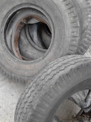 7.50-1  5  ยาง 6 ล้อ ขนาดกลาง ( พร้อมยางรองและยางใน )  ปี 2012  มี 5 เส้น  TEL.081-427-3941