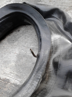 7.50-1  5  ยาง 6 ล้อ ขนาดกลาง ( พร้อมยางรองและยางใน )  ปี 2012  มี 5 เส้น  TEL.081-427-3941