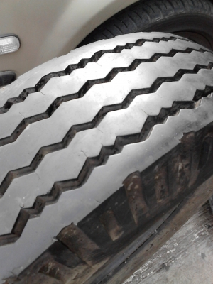 7.50-1  5  ยาง 6 ล้อ ขนาดกลาง ( พร้อมยางรองและยางใน )  ปี 2012  มี 5 เส้น  TEL.081-427-3941