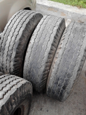 7.50-1  5  ยาง 6 ล้อ ขนาดกลาง ( พร้อมยางรองและยางใน )  ปี 2012  มี 5 เส้น  TEL.081-427-3941