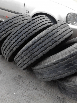 7.50-1  5  ยาง 6 ล้อ ขนาดกลาง ( พร้อมยางรองและยางใน )  ปี 2012  มี 5 เส้น  TEL.081-427-3941