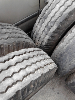 7.50-1  5  ยาง 6 ล้อ ขนาดกลาง ( พร้อมยางรองและยางใน )  ปี 2012  มี 5 เส้น  TEL.081-427-3941