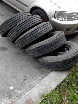 7.50-1  5  ยาง 6 ล้อ ขนาดกลาง ( พร้อมยางรองและยางใน )  ปี 2012  มี 5 เส้น  TEL.081-427-3941