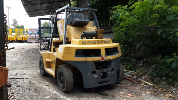 ขายรถยกkomatsu7ตัน.รุ่น6ขีด3แรง...ฉุดกระชาก...ยกแรง..โช๊คคู่