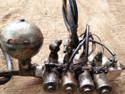 ขายด่วนลูกโป่ง komatsu pc 200-6