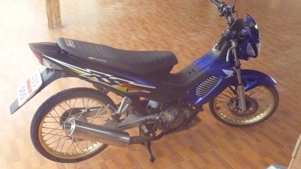 sonic 125cc ทะเบียนสวย ตอง5 ราคา 11000 แถมของเดิม ทะเบียนไม่ขาด มาเอาเองนะคับ ติดต่อ0801493022