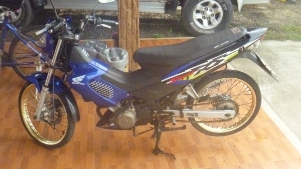 sonic 125cc ทะเบียนสวย ตอง5 ราคา 11000 แถมของเดิม ทะเบียนไม่ขาด มาเอาเองนะคับ ติดต่อ0801493022