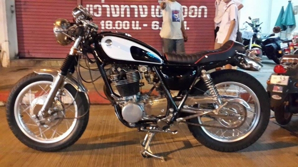 มาใหม่คับ YAMAHA SR 400 แต่งคาเฟ่ เก็บงานสีใหม่คับ เสียสรรพสามิตรเรียบร้อยมีตัวจริงครบทุกใบคับ ขาย 57,000 ราคานี้พร้อมส่งทั่วไทยคับ โทร 0810578282 ไอดีไลน์ POPBIGBIKESAKON สนใจรถสวย ถูก ดี ต้อง POP BIGBIKE SAKONNAKHON