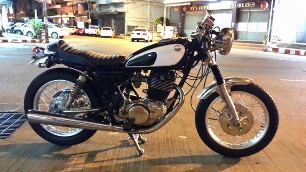 มาใหม่คับ YAMAHA SR 400 แต่งคาเฟ่ เก็บงานสีใหม่คับ เสียสรรพสามิตรเรียบร้อยมีตัวจริงครบทุกใบคับ ขาย 57,000 ราคานี้พร้อมส่งทั่วไทยคับ โทร 0810578282 ไอดีไลน์ POPBIGBIKESAKON สนใจรถสวย ถูก ดี ต้อง POP BIGBIKE SAKONNAKHON