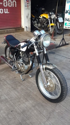 มาใหม่คับ YAMAHA SR 400 แต่งคาเฟ่ เก็บงานสีใหม่คับ เสียสรรพสามิตรเรียบร้อยมีตัวจริงครบทุกใบคับ ขาย 57,000 ราคานี้พร้อมส่งทั่วไทยคับ โทร 0810578282 ไอดีไลน์ POPBIGBIKESAKON สนใจรถสวย ถูก ดี ต้อง POP BIGBIKE SAKONNAKHON