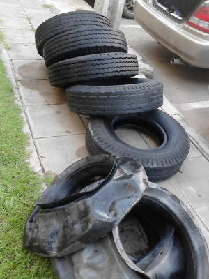 7.50-1  5  ยาง 6 ล้อ ขนาดกลาง ผ้าใบ 12 ชั้น ( พร้อมยางรองและยางใน )  ปี 2012  มี 5 เส้น  TEL.081-427-3941