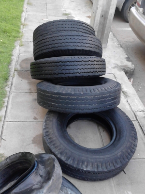 7.50-1  5  ยาง 6 ล้อ ขนาดกลาง ผ้าใบ 12 ชั้น ( พร้อมยางรองและยางใน )  ปี 2012  มี 5 เส้น  TEL.081-427-3941