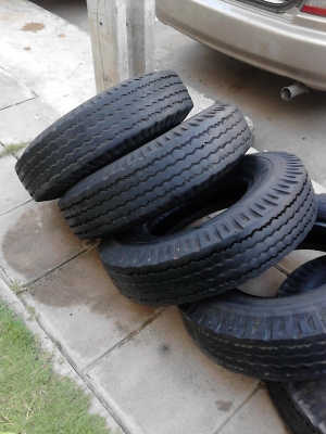 7.50-1  5  ยาง 6 ล้อ ขนาดกลาง ผ้าใบ 12 ชั้น ( พร้อมยางรองและยางใน )  ปี 2012  มี 5 เส้น  TEL.081-427-3941