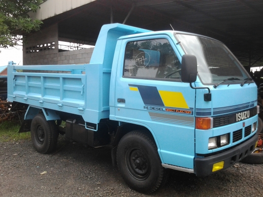 ขายรถอีซูซุสี่ล้อกลางดั้มเครื่อง100แรงสภาพสวย