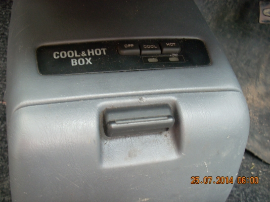 รถหรูน่าใช้มากๆๆครับ ตัวท้อปสุดของรุ่น เบาะหนังแท้ทั้งคันหุ้มมา 50000 เบาะหมุนได้แถวกลาง แถวหลังพับเก็บได้สำหรับวางของเยอะๆเหมือนฟอร์จูนเนอร์ ปรับเปลี่ยนได้หลายแบบเหมาะสำหรับครอบครัวหรือเดินทางไกลแค้มปิ้ง แอร์ออโต้แยกหน้าหลัง มีครบทั้งsunroof moonroof รถหรูน่าใช้มากๆๆครับ ตัวท้อปสุดของรุ่น เบาะหนังแท้ทั้งคันหุ้มมา 50000 เบาะหมุนได้แถวกลาง แถวหลังพับเก็บได้สำหรับวางของเยอะๆเหมือนฟอร์จูนเนอร์ ปรับเปลี่ยนได้หลายแบบเหมาะสำหรับครอบครัวหรือเดินทางไกลแค้มปิ้ง แอร์ออโต้แยกหน้าหลัง มีครบทั้งsunroof moonroof