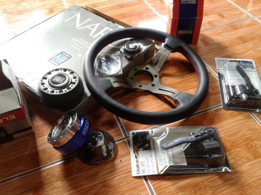 พวงมาลัยแต่ง NARDI ก้านดอกไม้ ด้ายแดง งานเกรดA ปั๊มกรัดร่องลายเซ็นคมๆชัดเจน