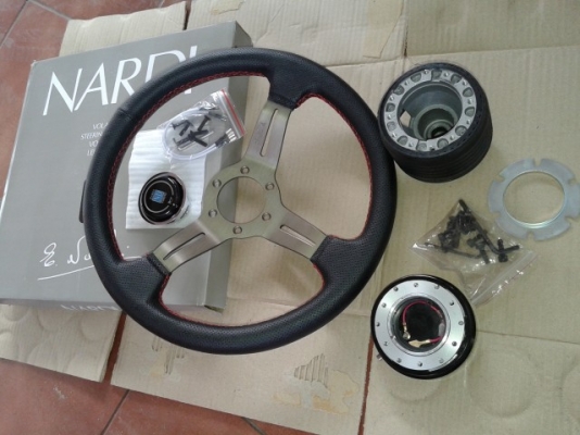 พวงมาลัยแต่ง NARDI ก้านดอกไม้ ด้ายแดง งานเกรดA ปั๊มกรัดร่องลายเซ็นคมๆชัดเจน