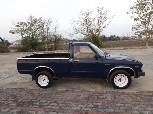 ขายหรือแลก  toyota LN30 ปี 1980  เครื่องดีเซล2200 แน่นๆ 75,000